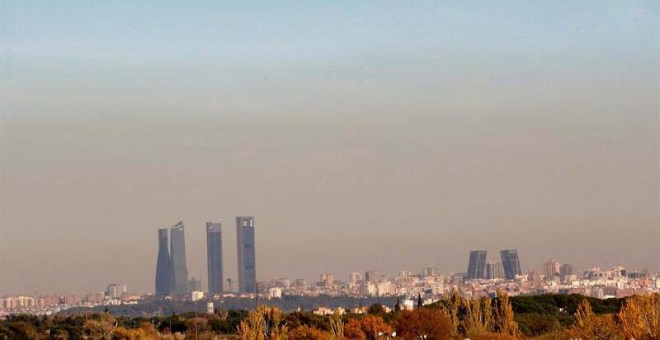 Vista de la capa de contaminación que cubre la ciudad de Madrid el pasado fin de semana. | EFE