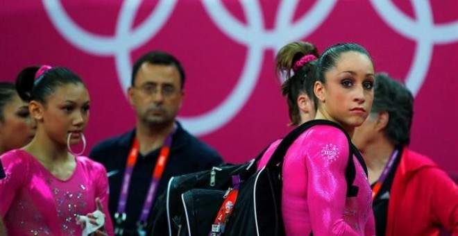 Larry Nassar, en una fotografía de archivo junto a varias integrantes del equipo de gimnasia de EEUU. - REUTERS