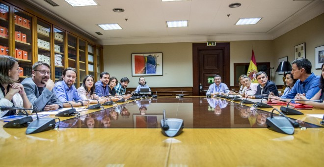 Reunión del pasado julio de las delegaciones de Unidos Podemos y del PSOE, encabezadas por Pablo Iglesias y Pedro Sánchez.