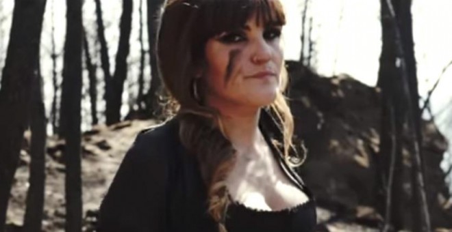 Rozalén en el videoclip de la canción 'La Puerta Violeta'