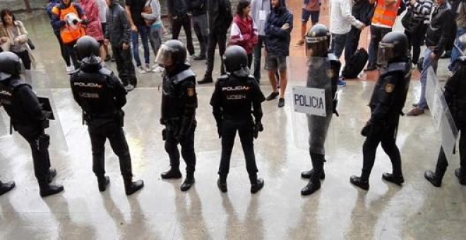 Imagen de la Policía Nacional en uno de los colegios electorales catalanes durante el referéndum del 1-O. /EUROPA PRESS