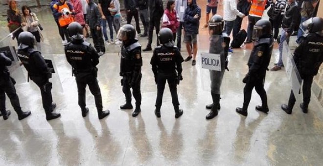 Imagen de la Policía Nacional en uno de los colegios electorales catalanes durante el referéndum del 1-O. /EUROPA PRESS