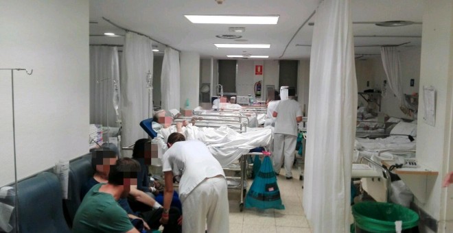 Una sala de urgencias del Hospital La Paz de Madrid publicada por los trabajadores. Denuncian que hay 19 pacientes donde sólo debería haber seis.-@Urgenciaslapaz