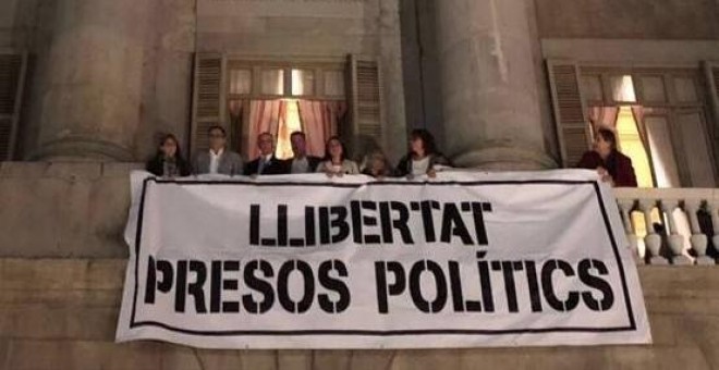 Pancarta 'llibertat presos politics' que en la fachada del Ayuntamiento de Barcelona.- EP