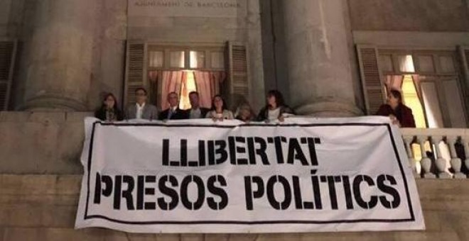 Pancarta 'llibertat presos politics' que en la fachada del Ayuntamiento de Barcelona.- EP