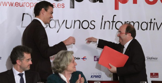 El secretario general del PSOE, Pedro Sánchez, saluda al líder del PSC y candidato de los socialistas para las elecciones del 21-D, Miquel Iceta, en un desayuno informativo. EFE/Zipi