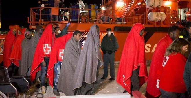 Un grupo de inmigrantes son atendidos por miembros de la Cruz Roja en el puerto de Motril. | MIQUEL PAQUET (EFE)