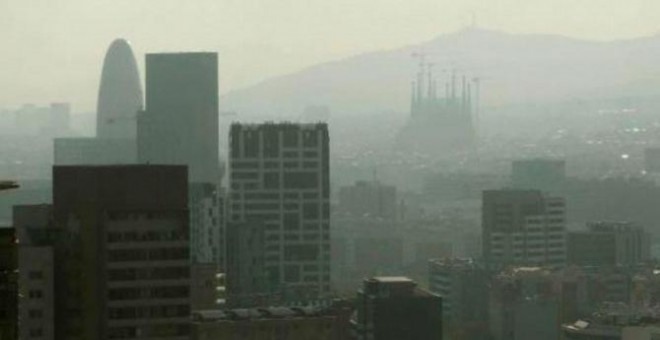 La Sagrada Família, en el fondo, durante un periodo de alta contaminación en Barcelona. EFE/Archivo