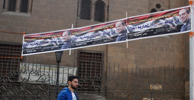 Cartel del presidente de Egipto, Abdel Fattah Al-Sisi, frente a una mezquita en el antiguo Cairo Islámico. /REUTERS