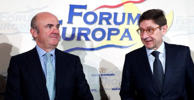 El ministro de Economía, Luis de Guindos, junto al presidente de Bankia, José Ignacio Goirigolzarri, al inicio del desayuno informativo del Fórum Europa. EFE/ Chema Moya