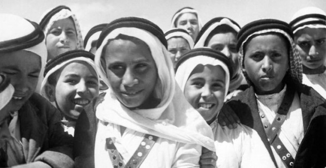 Foto tomada en 1948 de niños palestinos de Beer Sheba esperando al Comité Especial de las Naciones Unidas para Palestina, tras la partición del territorio en dos estados. AFP