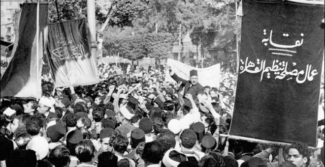 Foto del 16 de diciembre de 1947 del presidente de la Asociación de Hombres Jóvenes Musulmanes, Saleh Harb Pasha, llevado a hombros de algunos de sus seguidores durante una gran manifestación en El Cairo contra la decisión de las Naciones Unidas de dividi