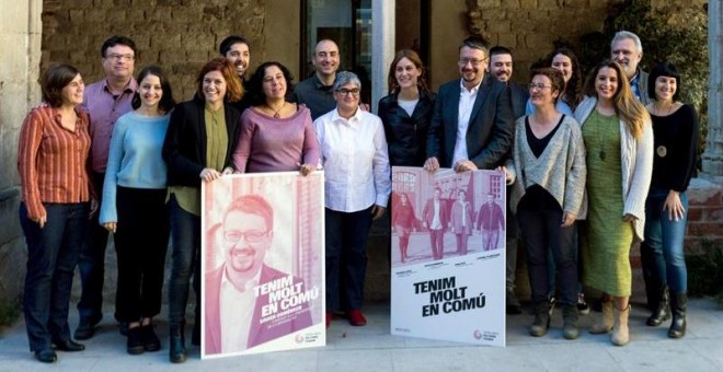 El cabeza de lista de 'Catalunya en Comu-Podem', Xavier Domenech (4d), y la numero 2 de la lista, Elisenda Alamany (3i), junto a varios miembros de su lista electoral, durante la presentación hoy en Barcelona del lema y el cartel de la coalicion y la cand