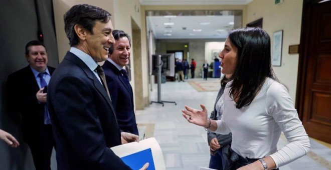 El portavoz parlamentario del PP, Rafael Hernando, charla con la portavoz de Unidos Podemos, Irene Montero, en los pasillos del Congreso. | EMILIO NARANJO (EFE)