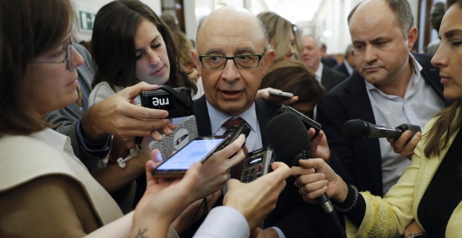 El ministro de Hacienda, Cristóbal Montoro, hace declaraciones a los medios en el Congreso de los Diputados. EFE/ Juan Carlos Hidalgo