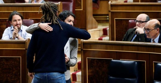 El diputado de Podemos Alberto Rodríguez (2i) recibe la felicitación de su compañero de formación Segundo García tras su intervención en el pleno del Congreso de los Diputados, esta tarde en Madrid. EFE/Mariscal