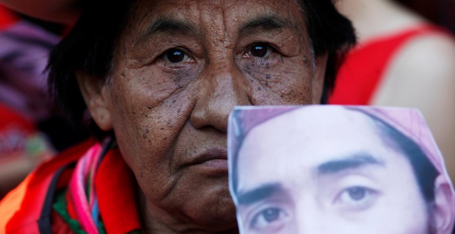 Un activista mapuche sostiene el reptrato del joven asesinado, Rafel Nahuel, durante una protesta en Buenos Aires.- REUTERS