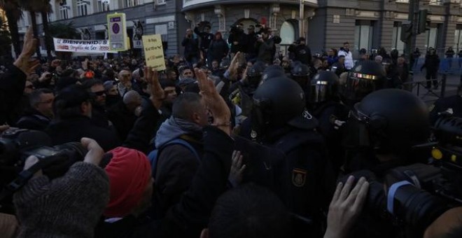 Carga policial durante la protesta de los taxistas contra Uber y Cabify en Madrid. EUROPA PRESS