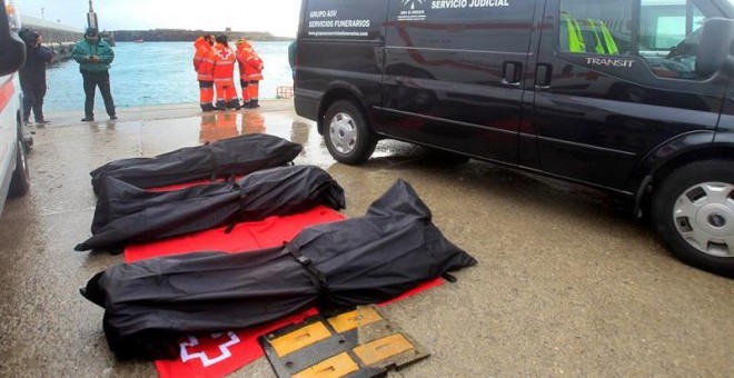 Los tres cadáveres de migrantes subsaharianos que han sido trasladados al puerto de Tarifa (Cádiz), tras ser rescatados por Salvamento Marítimo en aguas del Estrecho de Gibraltar, después de naufragar la patera con la que intentaban alcanzar las costas es