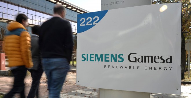 El logo de Siemens Gamesa a la entrada de la sede de la compañía de aerogeneradores en el parque tecnológico de  Zumudio, cerca de Bilbao. REUTERS/Vincent West