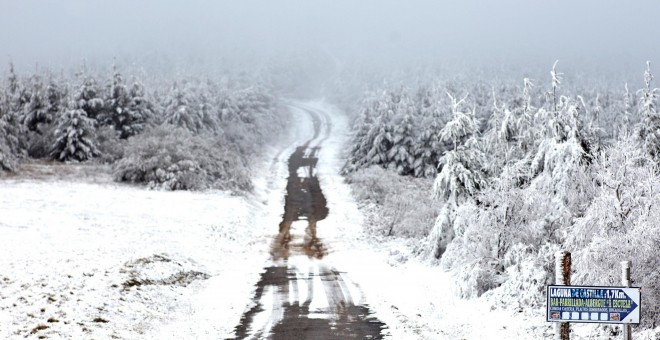 Una carretera de montaña cubierta de nieve en O Cebreiro. EFE/Eliseo Trigo