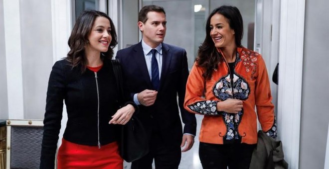 El líder de Ciudadanos, Albert Rivera, junto a la cabeza de lista de Ciudadanos en las elecciones del 21 de diciembre, Inés Arrimadas, y la portavoz de Ciudadanos en el Ayuntamiento de Madrid, Begoña Villacís, a su llegada al desayuno informativo de hoy e