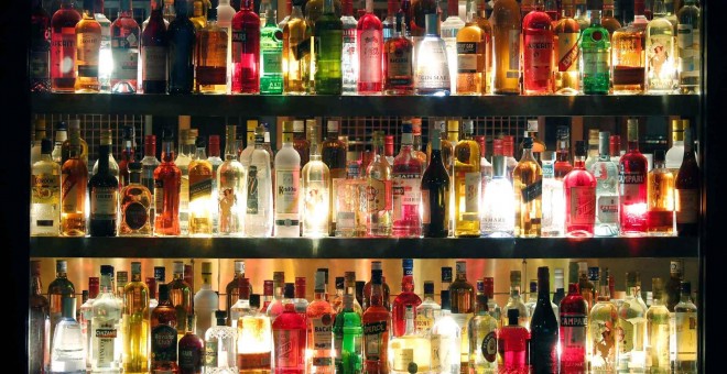 Los españoles fueron los europeos que menos gastaron en alcohol en 2016. / Reuters