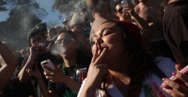 Jóvenes fumando. /REUTERS