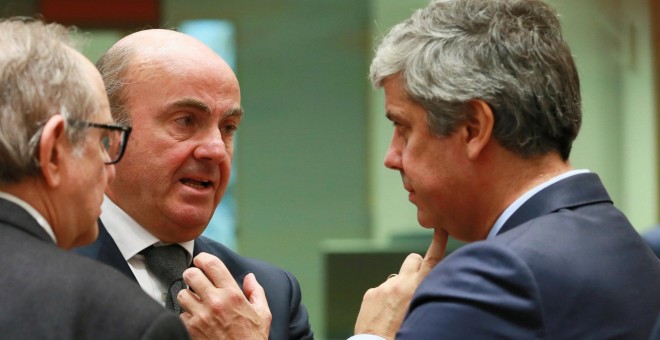 El ministro de Economía del Gobierno español, Luis de Guindos, y el ministro de Finanzas italiano, Pier Carlo Padoan, charlan con el ministro portugués Mário Centeno, al inicio de la reunión del Eurogrupo, en Bruselas. EFE/ Olivier Hoslet