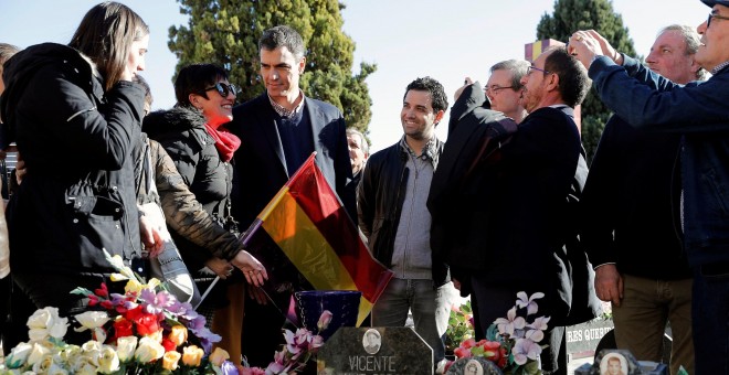 El secretario general del PSOE, Pedro Sánchez, ante las fosas comunes que hay en el cementerio de Paterna (Valencia), y que ha visitado tras el acto en el que ha presentado la propuesta de reforma integral de la ley de Memoria histórica. EFE/ Manuel Bruqu