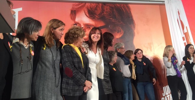 Foto de família de candidates de Junts per Catalunya, al final de l'acte d'inici de campanya d'aquest dilluns