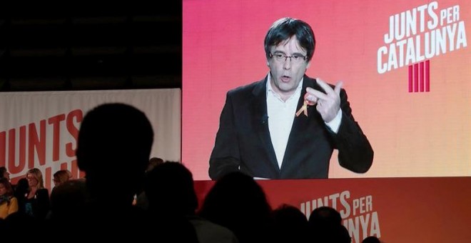 El expresidente de la Generalitat de Catalunya Carles Puigdemont, en su intervención por videoconferencia desde Bruselas durante el acto electoral de inicio de campaña que la formación Junts per Catalunya ha celebrado esta noche en el edificio Imagina de