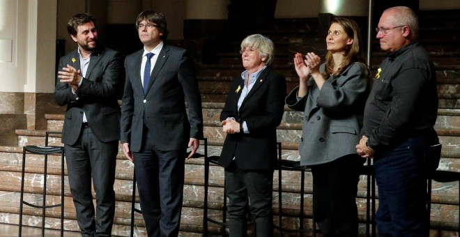 El presidente cesado Carles Puigdemont y los exconsellers Antoni Comin, Clara Ponsati, Meritxell Serret y Luis Puig, en un encuentro con alcaldes catalanes en Bruselas el pasado 7 de noviembre. REUTERS/Pascal Rossignol