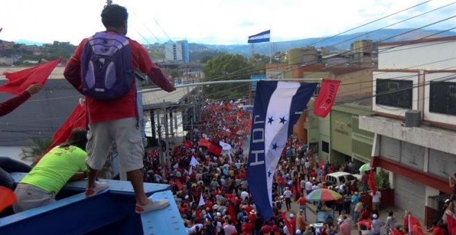 Simpatizantes de la Alianza de Oposición contra la Dictadura realizan un plantón frente al edificio del Tribunal Supremo Electoral (TSE) el lunes 27 de noviembre de 2017 en Tegucigalpa (Honduras). EFE/Gustavo Amador