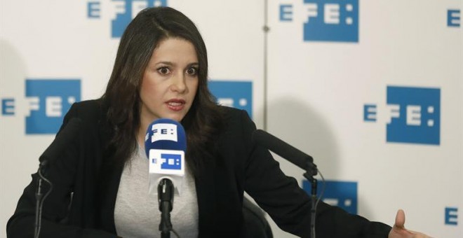 La candidata de Ciudadanos a la presidencia de la Generalitat, Inés Arrimadas, durante la rueda de prensa que ha ofrecido en la sede de la Agencia Efe en Barcelona./ EFE