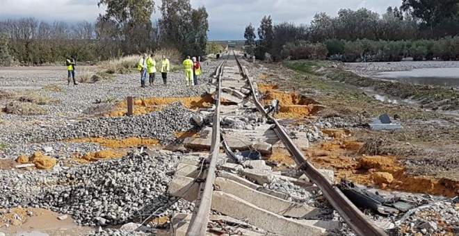 Estado en el que ha quedado la vía de ferrocarril tras pasar el tren de pasajeros de la línea Málaga-Sevilla y descarrilar esta mañana a su paso por la localidad de Arahal (Sevilla), con un total de 21 personas que han resultado heridas, tres de ellas de