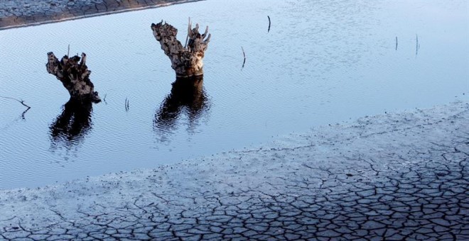 Vista del embalse de Eiras, que abastece de agua a la ciudad de Vigo y a otros ayuntamientos vecinos y que se encuentra a menos del 30% de su capacidad. / EFE