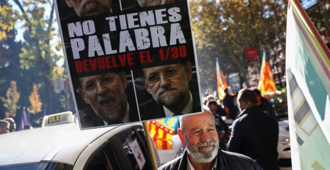 Un manifestante sostiene un cartel crítico con el Gobierno en la última manifestación de taxistas, el pasado 29 de octubre. REUTERS/Juan Medina