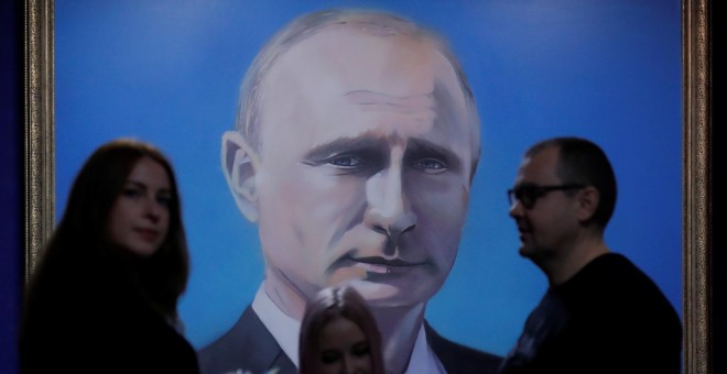 La gente observa un cuadro del presidente Putin en la exhibición de 'SuperPutin'. REUTERS/Maxim Shemetov