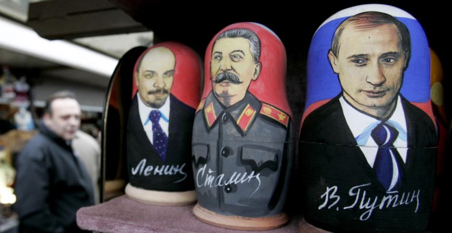 Souvenirs con el retrato de Lenin, Stalin y Putin./REUTERS
