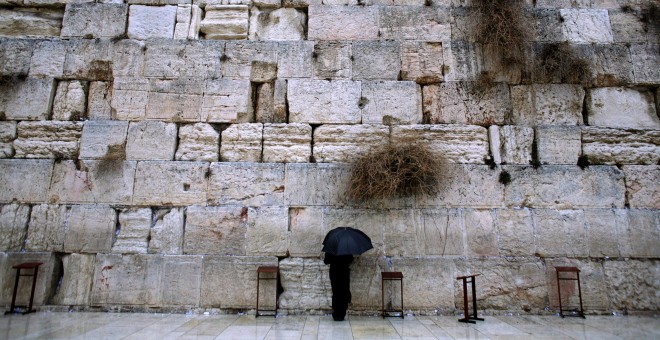 Un judío en el Muro de las Lamentaciones. REUTERS/Damir Sagolj/Archivo