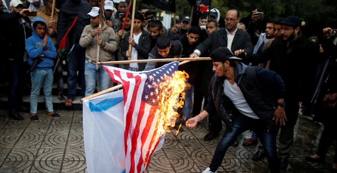 Palestinos queman las banderas de Israel y EEUU en Gaza. REUTERS/Mohammed Salem