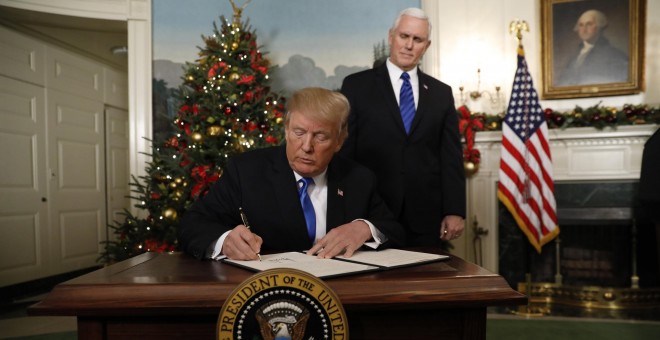 Donald Trump, junto a Mike Pence, firma una orden ejecutiva por la que reconoce a Jerusalén como capital de Israel. REUTERS/Kevin Lamarque