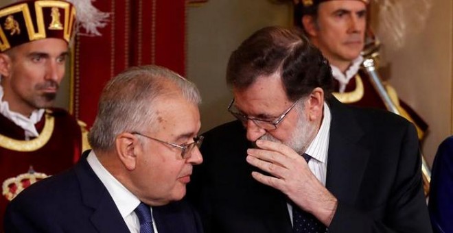 Rajoy y el presidente del Tribunal Constitucional, Juan José González Rivas, este miércoles. EFE/ Chema Moya
