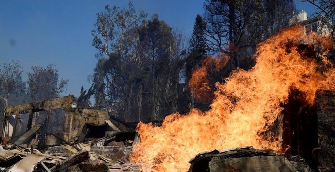 Una casa se consume por un incendio hoy, miércoles 6 de diciembre de 2017, en Bel Air, California.- EFE