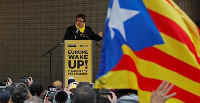 Carles Puigdemont habla en la manifestación a favor de la independencia de Catalunya celebrada en Buselas. REUTERS/Yves Herman