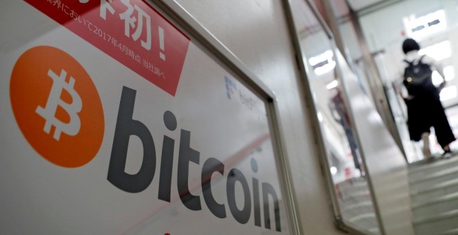 El logo de Bitcoin en una tienda electrónica en Tokio. REUTERS/Kim Kyung-Hoon