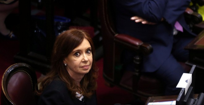 La expresidenta argentina Cristina Fernandez de Kirchner, durante la ceremonia de jura de los nuevos senadores, en Buenos Aires. REUTERS/Marcos Brindicci
