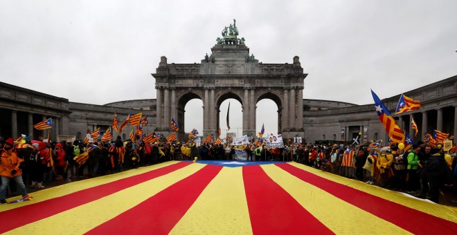Los participantes en la manifestación convocada por ANC en Bruselas, en el inicio de la marcha, en el Parque del Cincuentenario. REUTERS/Yves Herman