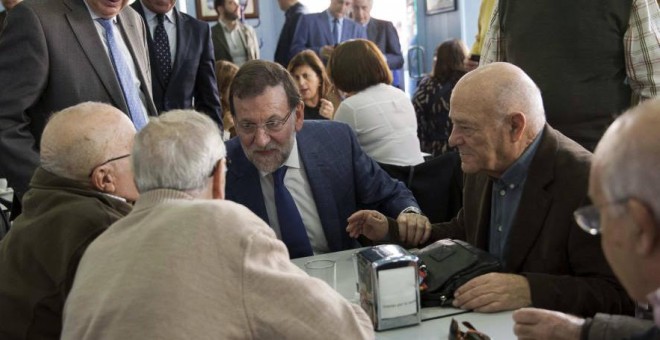 El presidente del Gobierno, Mariano Rajoy, visita en Melilla a un grupo de jubilados antes de las elecciones de 2015. EFE